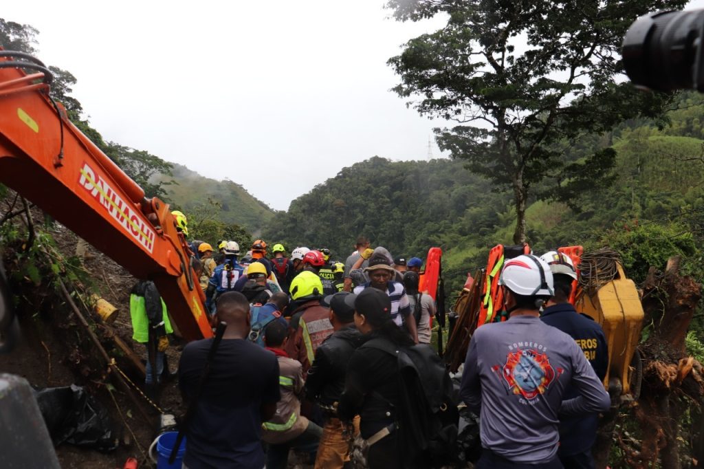 Continúan labores de rescate de los cuerpos que quedaron sepultados en un deslizamiento en la vía hacia el Chocó