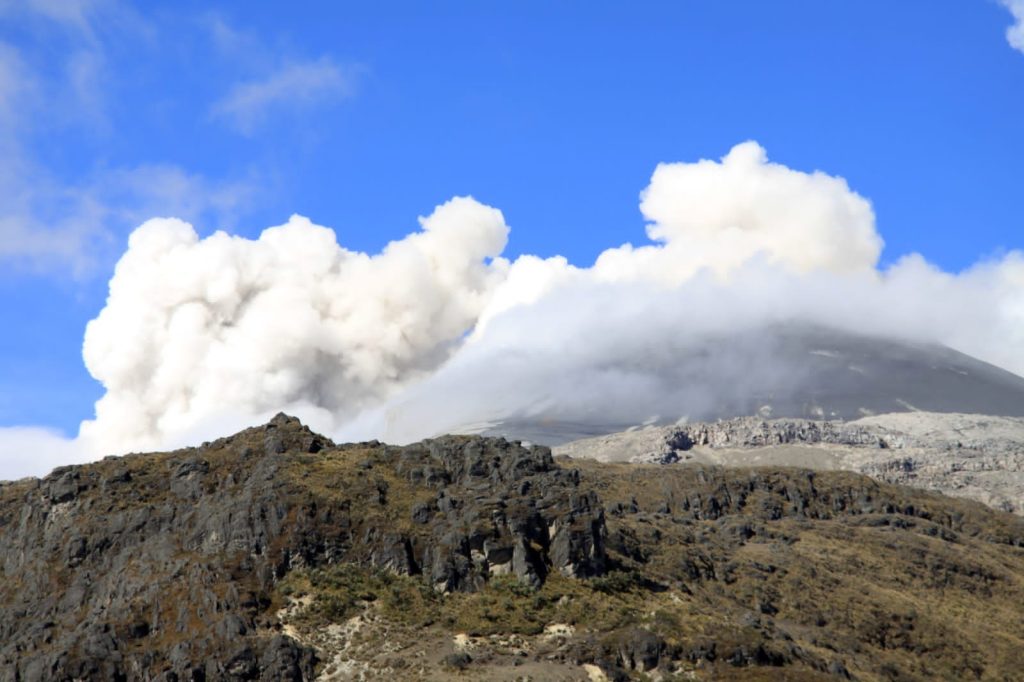 Continúan las anomalías térmicas en el volcán Nevado del Ruíz